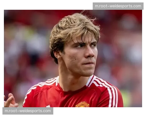 那不勒斯前锋回撤接应积极 霍伊伦支点作用突出